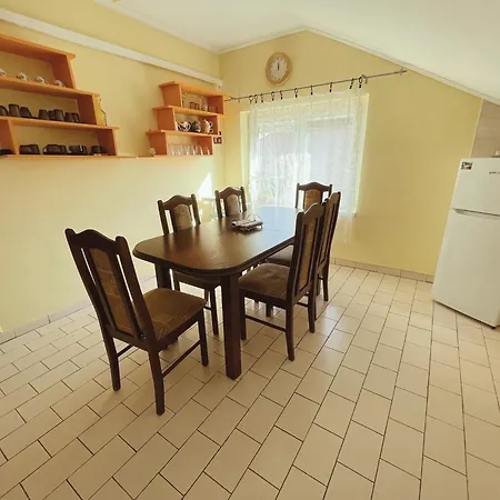 Dozsa Apartment *